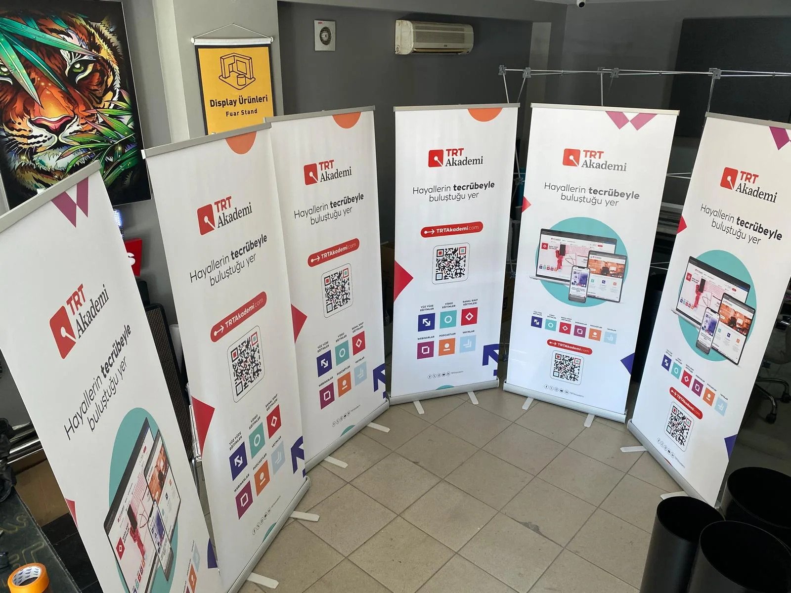 TRT Akademi için hazırlanan çoklu roll-up banner uygulaması